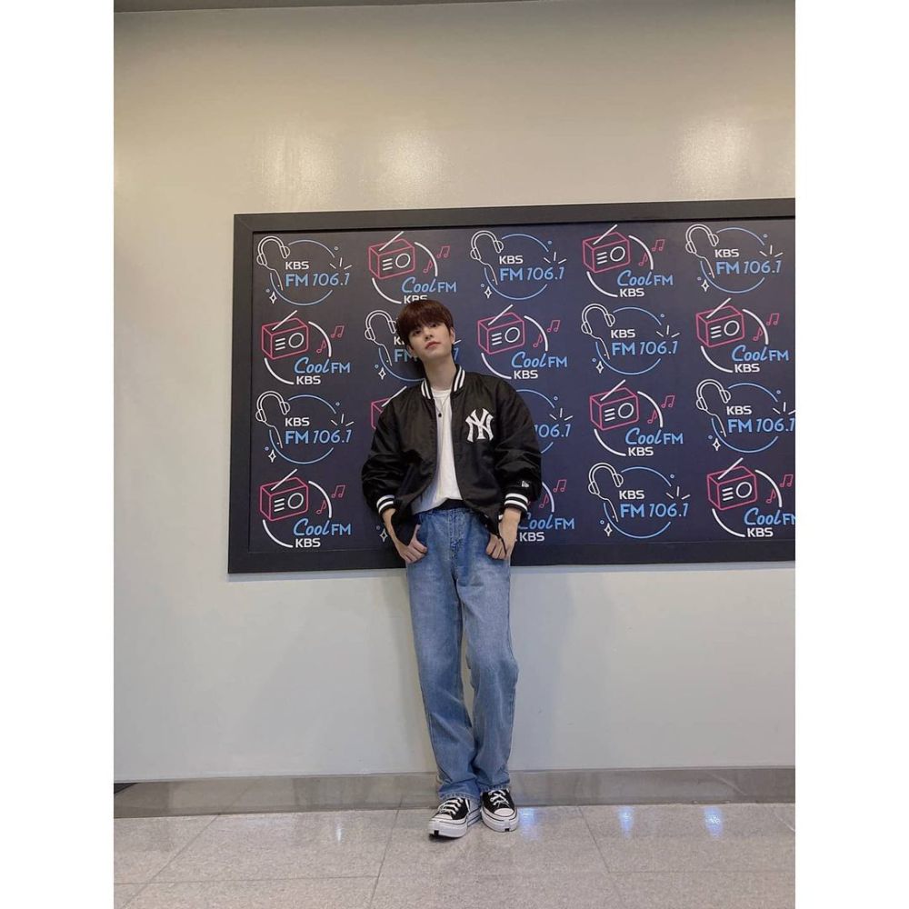 9 Mix and Match Outer Hitam ala Seungmin Stray Kids, Manly dan Modis!