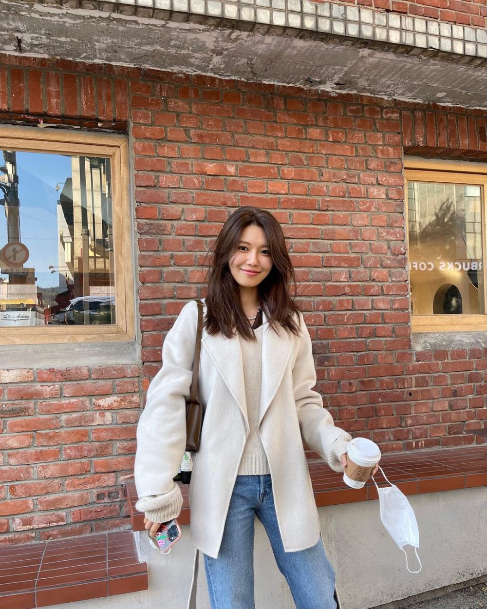 10 Ide Outfit Minimalis ala Choi Sooyoung, Santai namun Elegan!