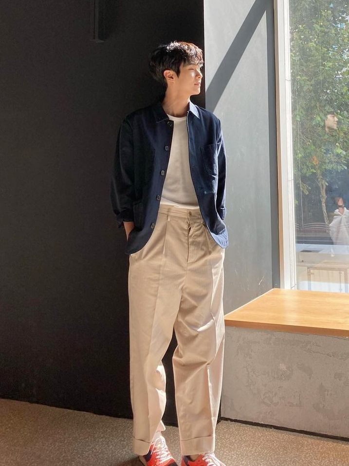 7 Inspirasi OOTD Earth Tone ala Choi Woo Shik, Andalan Cowok Bumi!