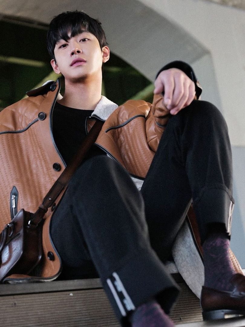 7 Inspirasi OOTD Leather ala Ahn Hyo Seop, Chic dan Manly!