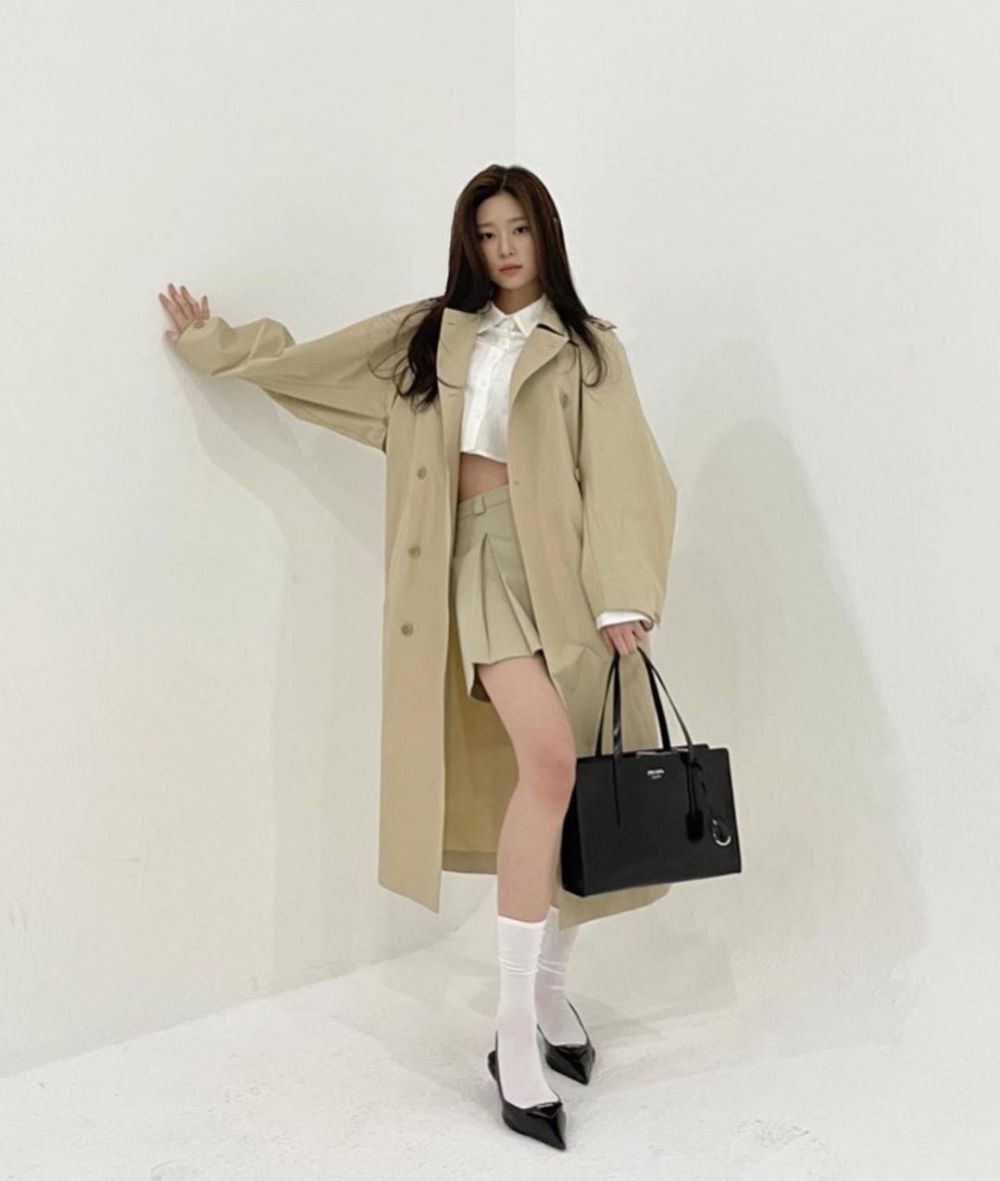 7 Ide OOTD Minimalis ala Kim Minju, Gayanya Unik dan Anti Boring