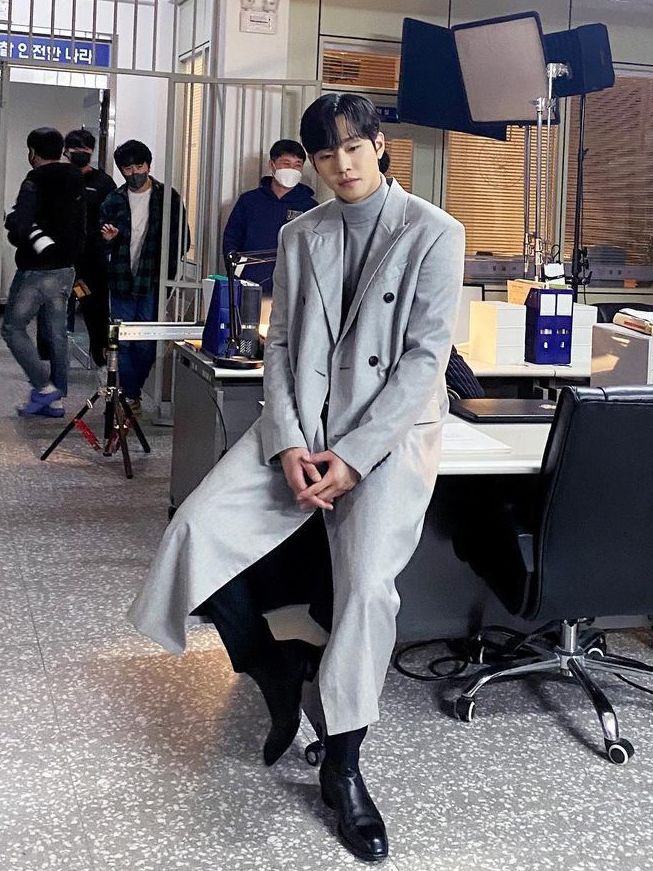 7 Ide Outfit Nuansa Abu-abu ala Ahn Hyo Seop, Effortlessly Stylish!