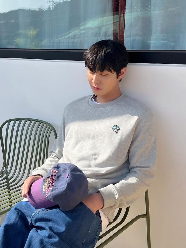 7 Ide Outfit Nuansa Abu-abu ala Ahn Hyo Seop, Effortlessly Stylish!