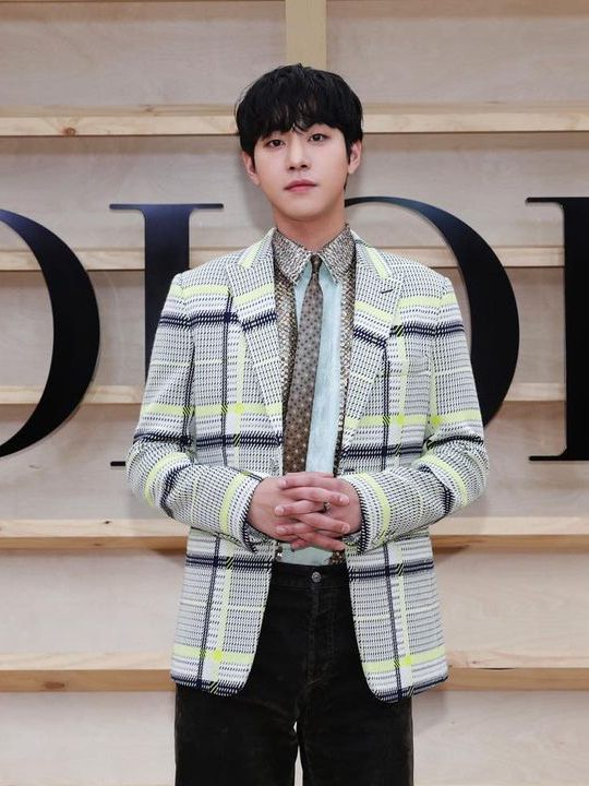 7 Inspirasi Outfit Blazer ala Ahn Hyo Seop, Classy dan Stunning!