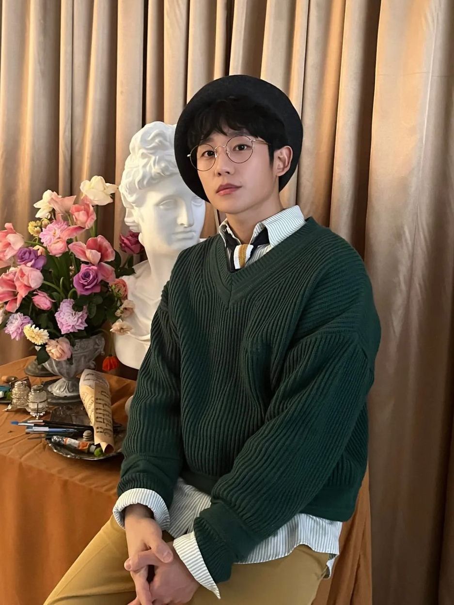 7 Inspirasi OOTD Knitwear ala Jung Hae In, Comfy dan Stylish!