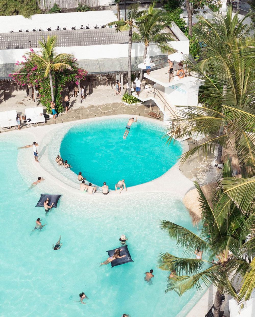 5 Beach Club Tepi Pantai di Seminyak, Chill Sampai Malam