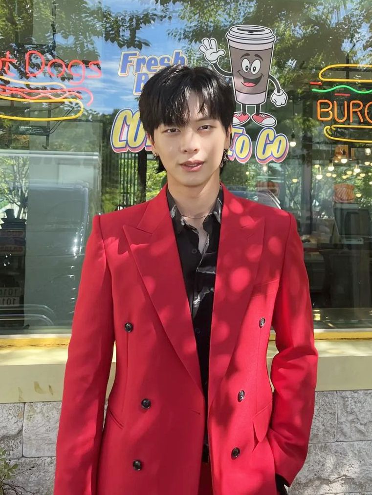 7 Ide OOTD Pakai Blazer ala Sungjae BTOB, Classy dan Stunning!