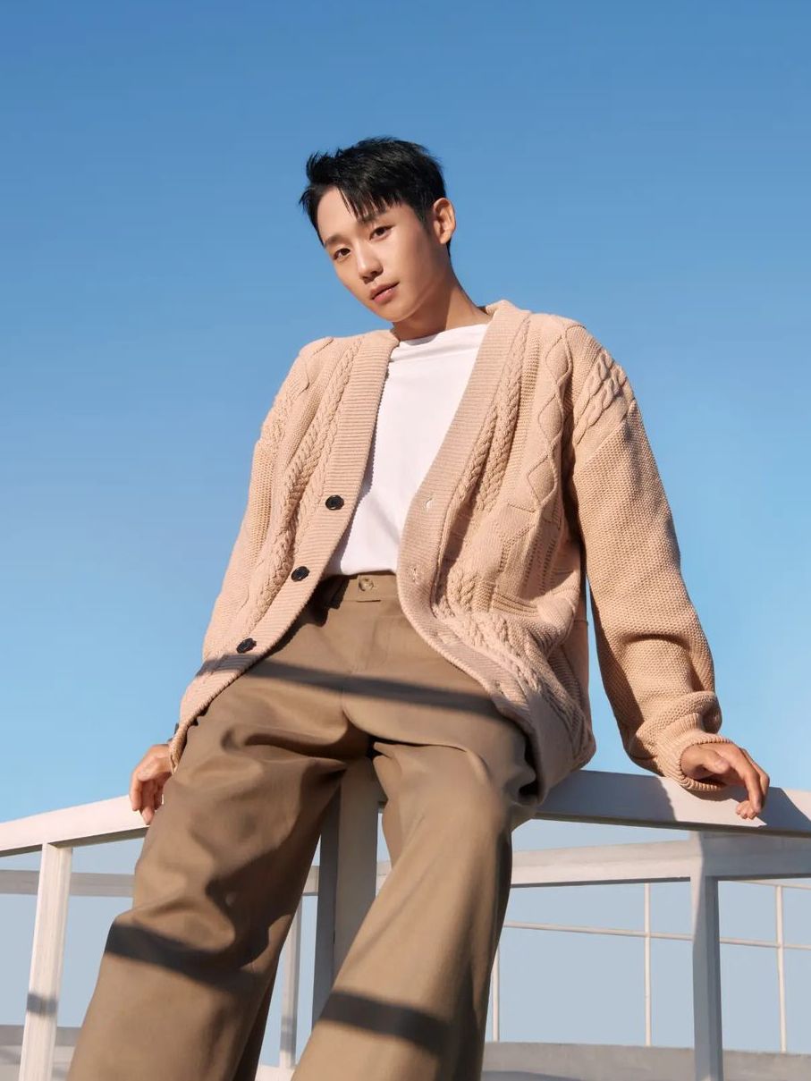 7 Inspirasi OOTD Knitwear ala Jung Hae In, Comfy dan Stylish!