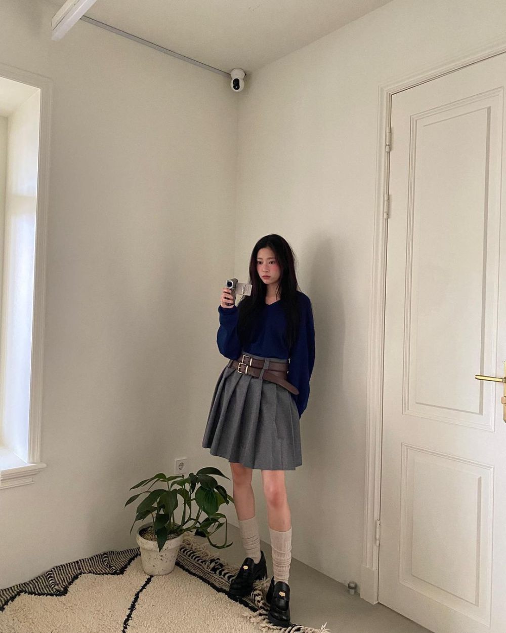 7 Ide OOTD Minimalis ala Kim Minju, Gayanya Unik dan Anti Boring