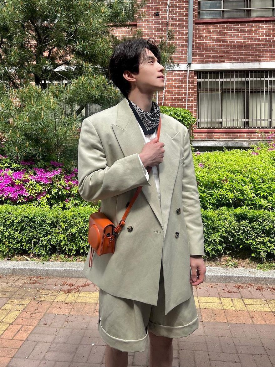 7 Inspirasi OOTD Traveling ala Lee Dong Wook, Liburan Fashionable!