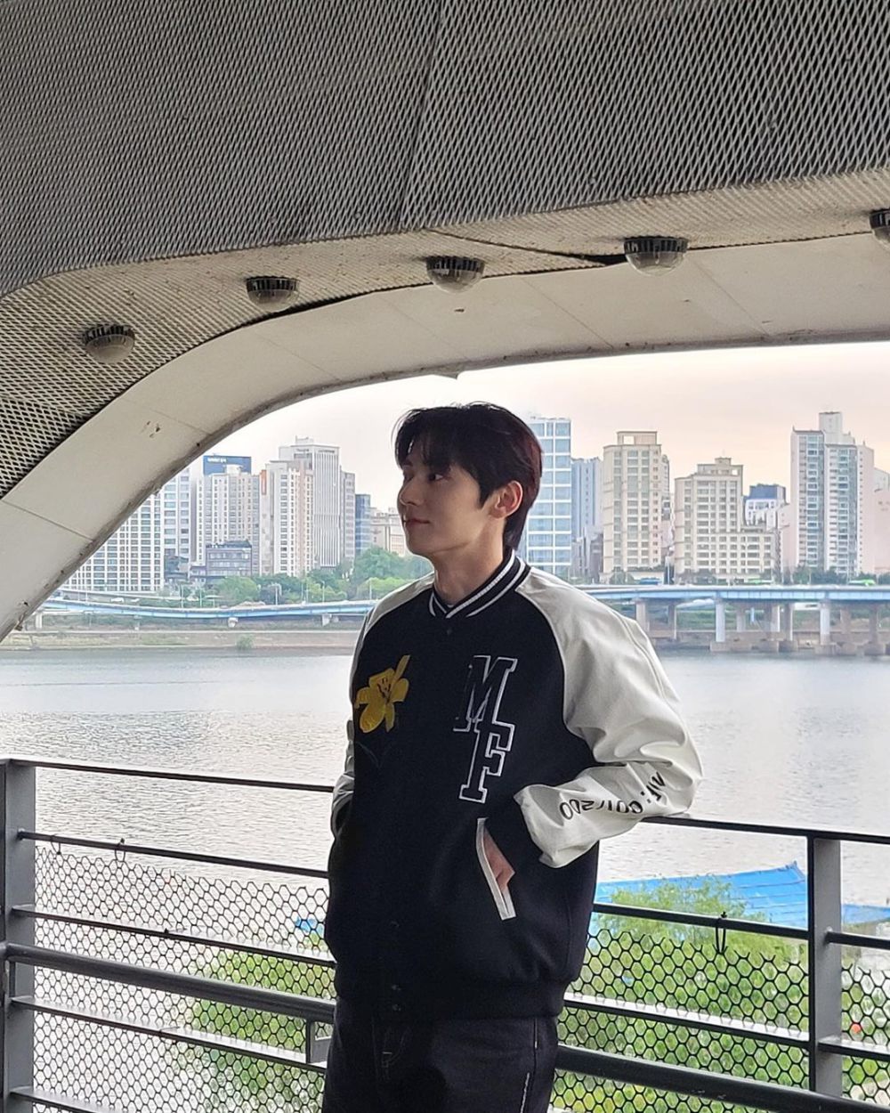 9 Inspirasi Outfit Traveling ala Hwang Min Hyun, Berani Coba?