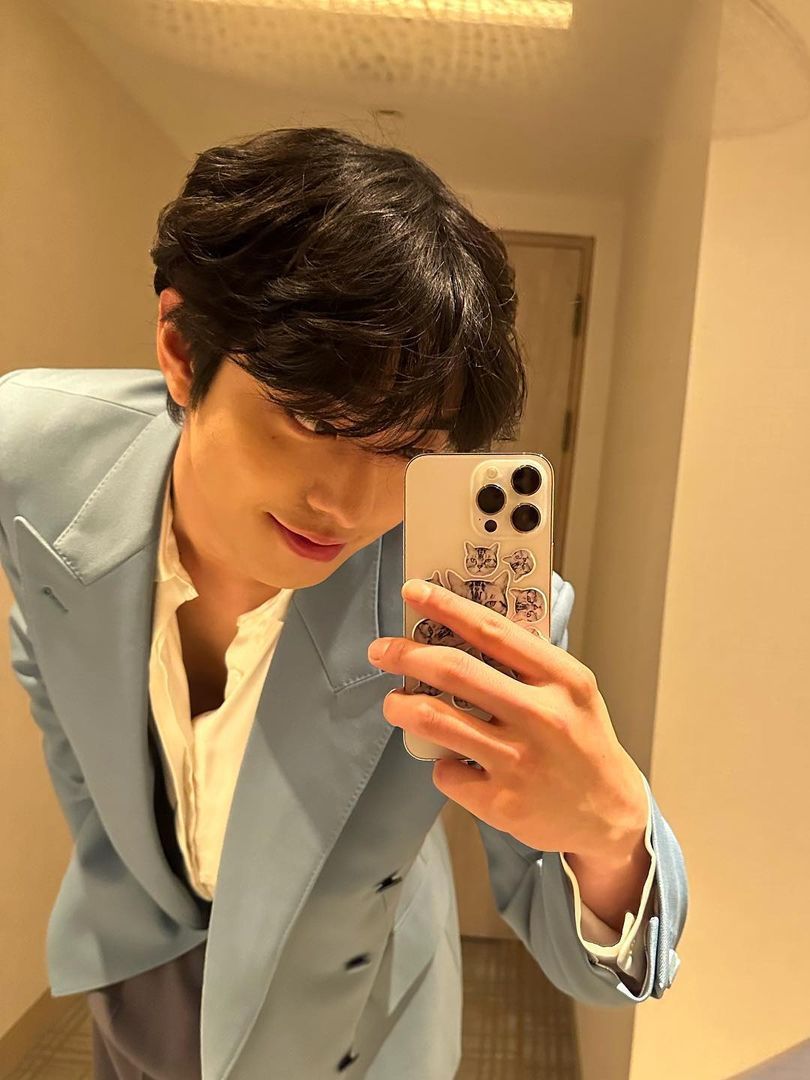 7 Inspirasi Outfit Blazer ala Ahn Hyo Seop, Classy dan Stunning!