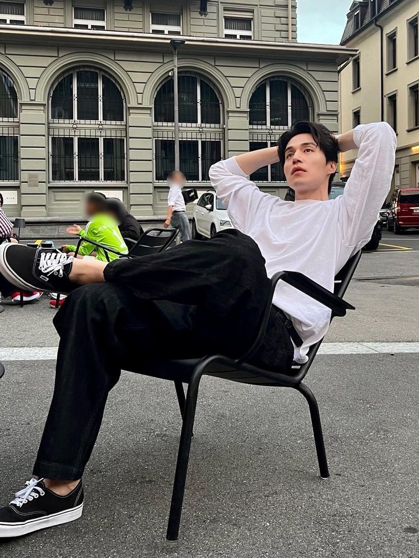 7 Inspirasi OOTD Traveling ala Lee Dong Wook, Liburan Fashionable!