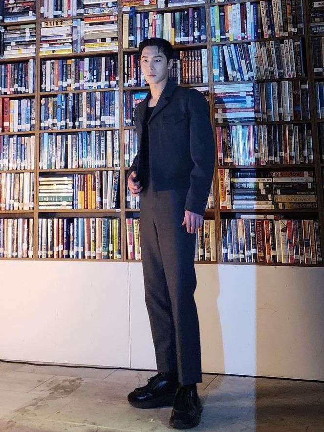 7 Ide OOTD Pakai Blazer ala Lee Jae Wook, Formal hingga Smart Casual!