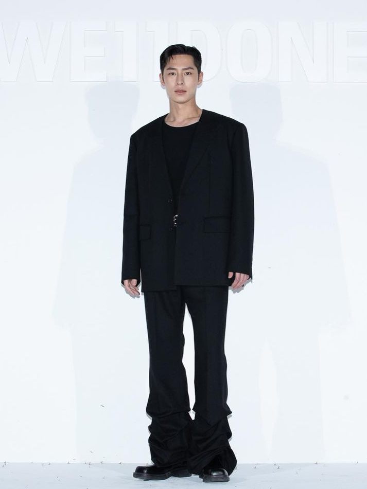 7 Ide OOTD Pakai Blazer ala Lee Jae Wook, Formal hingga Smart Casual!