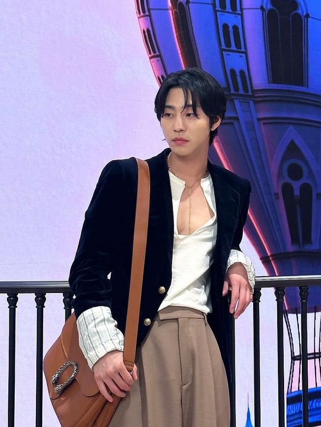 7 Inspirasi Outfit Blazer ala Ahn Hyo Seop, Classy dan Stunning!