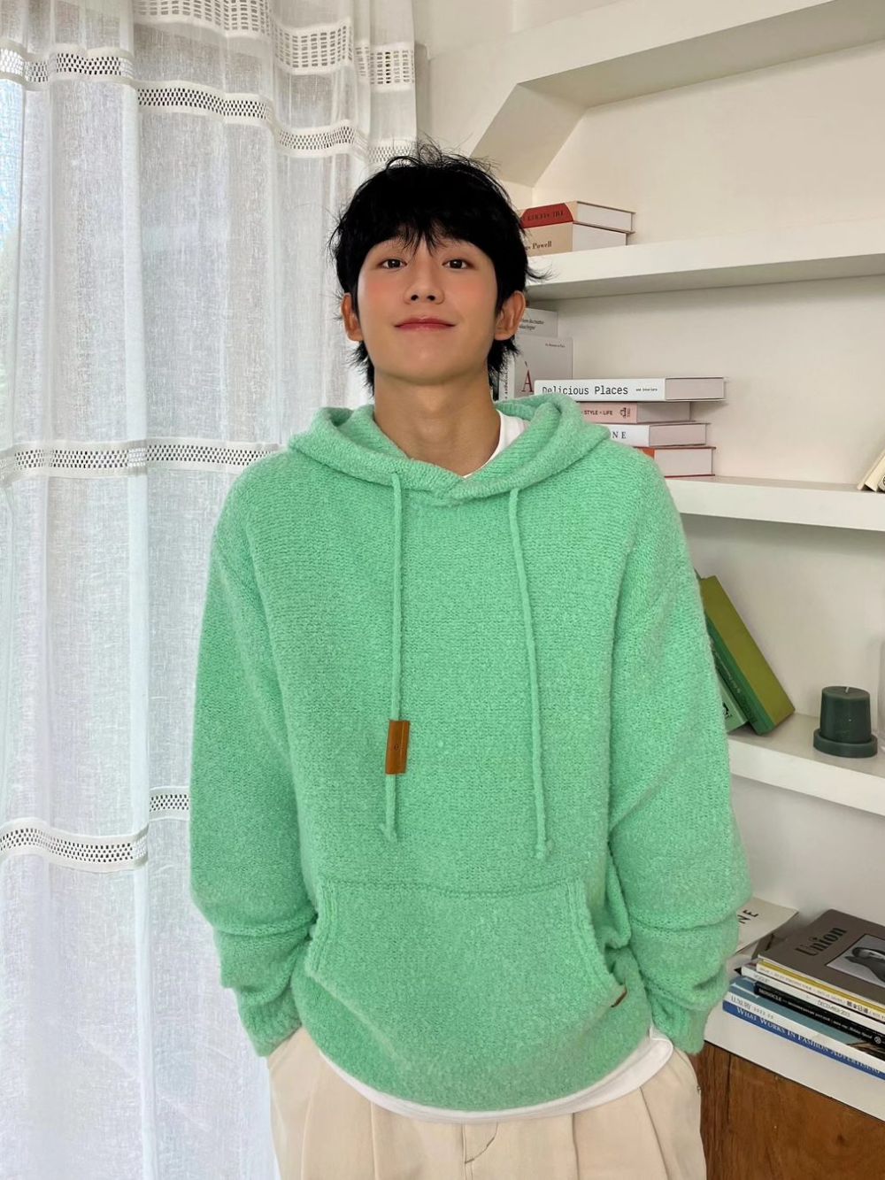 7 Inspirasi OOTD Knitwear ala Jung Hae In, Comfy dan Stylish!