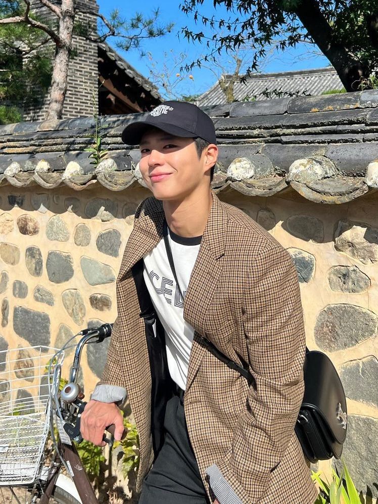 7 Inspirasi OOTD Pakai Topi ala Park Bo Gum, Kece Maksimal!