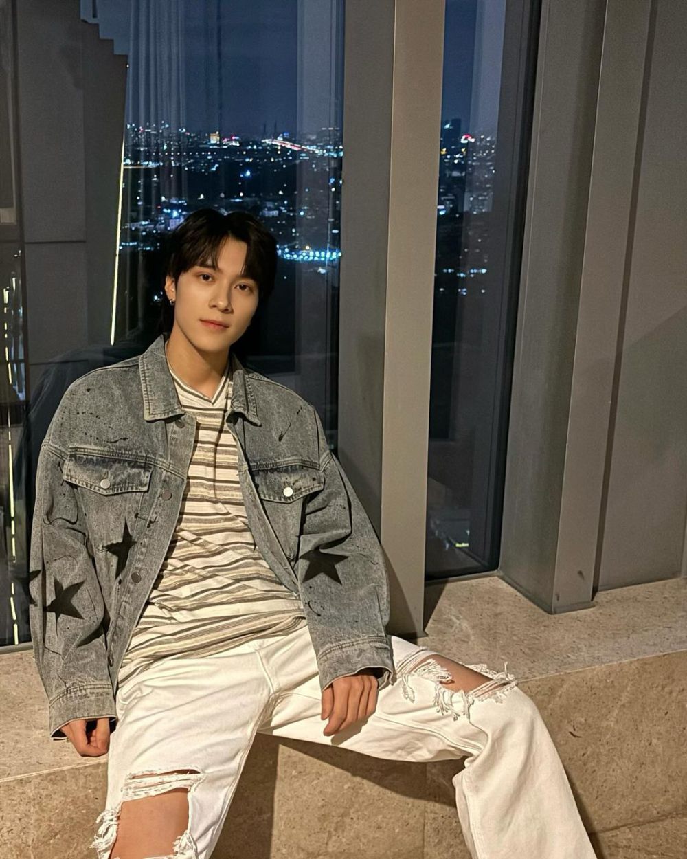 7 Mix and Match Outfit Denim ala Hendery WayV, Intip Stylenya!