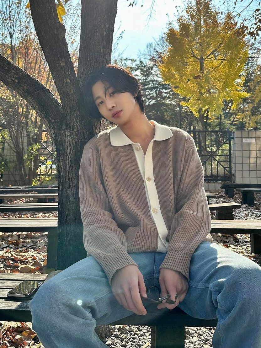 7 Inspirasi OOTD Colorful ala Ahn Hyo Seop, Playful Anti Boring!