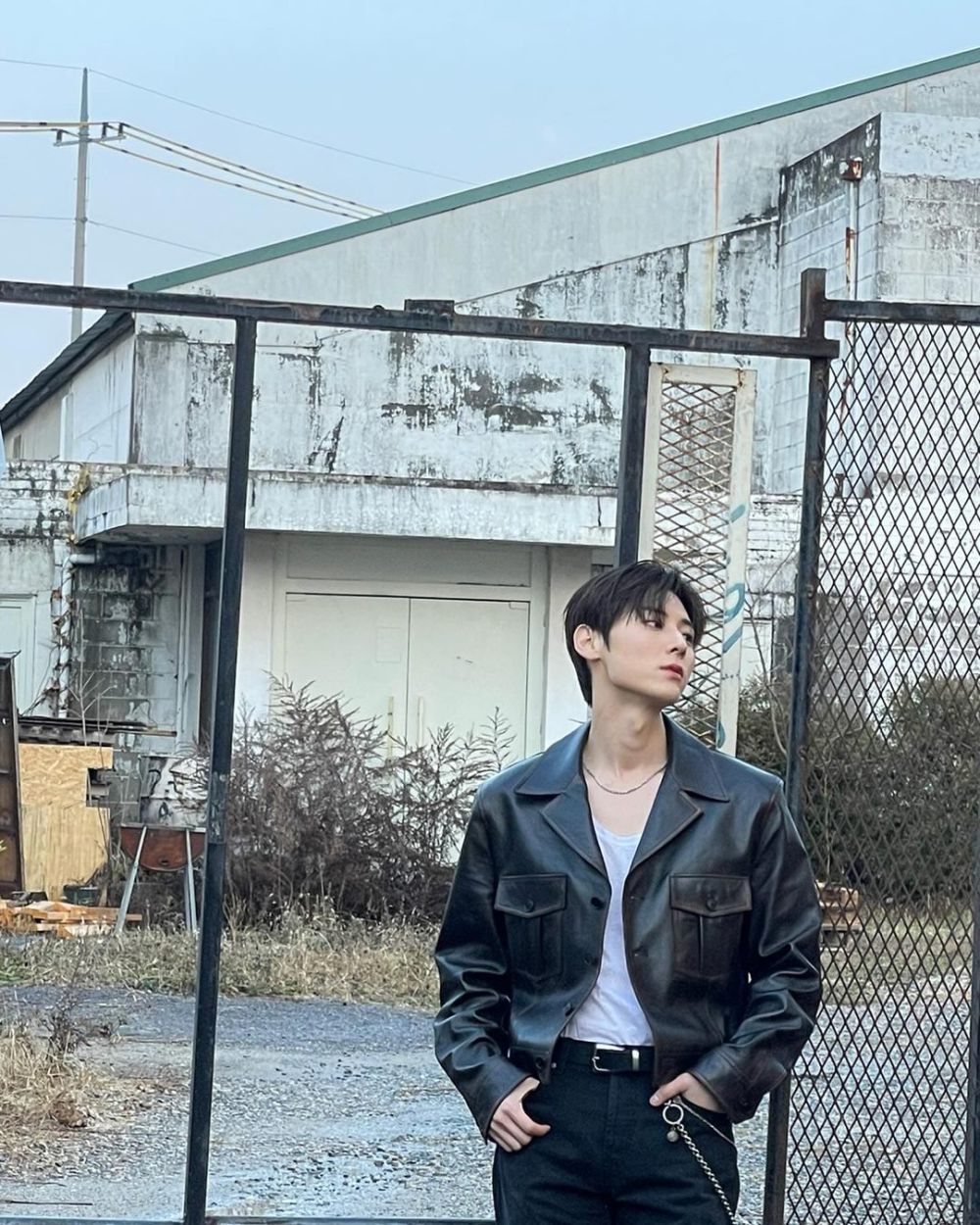 9 Inspirasi Outfit Traveling ala Hwang Min Hyun, Berani Coba?