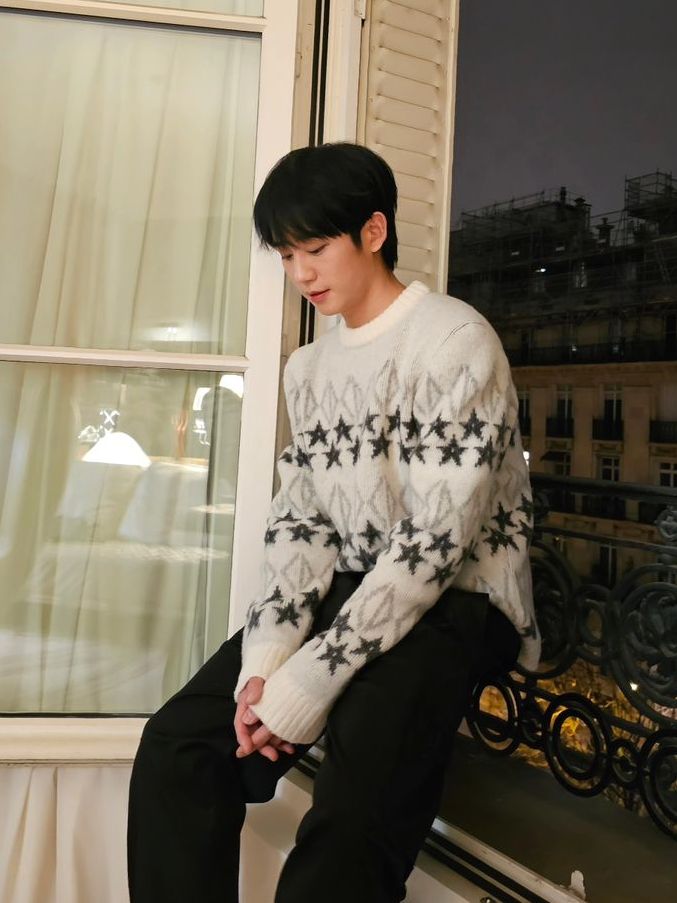 7 Inspirasi OOTD Knitwear ala Jung Hae In, Comfy dan Stylish!