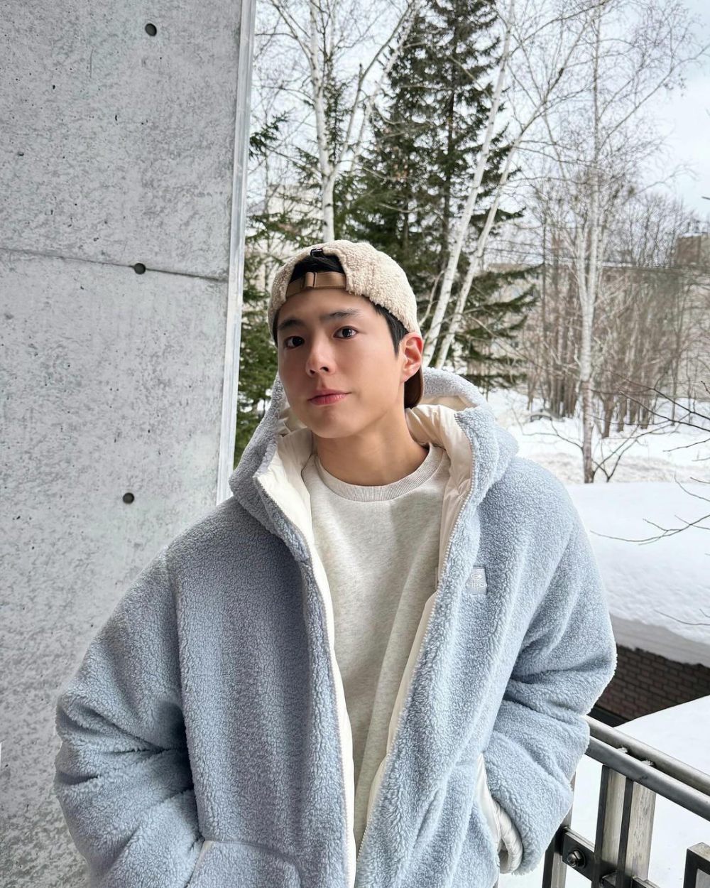 7 Inspirasi OOTD Pakai Topi ala Park Bo Gum, Kece Maksimal!