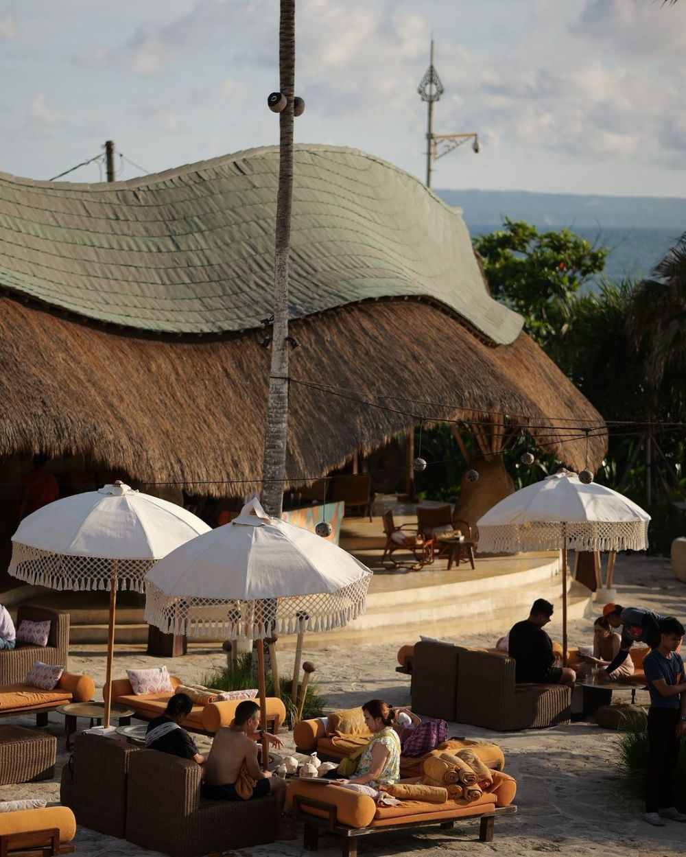 5 Beach Club Tepi Pantai di Seminyak, Chill Sampai Malam