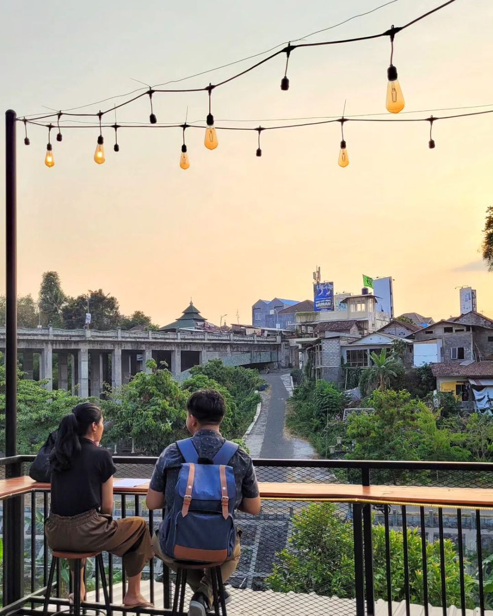 Tomo Kopi Jogja, Tempat Nongkrong View Sunset Jembatan UGM