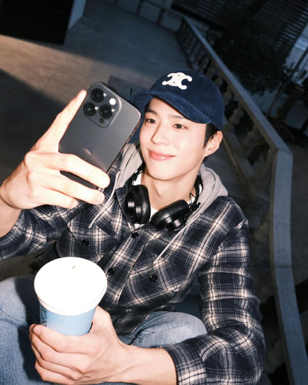 7 Inspirasi OOTD Pakai Topi ala Park Bo Gum, Kece Maksimal!