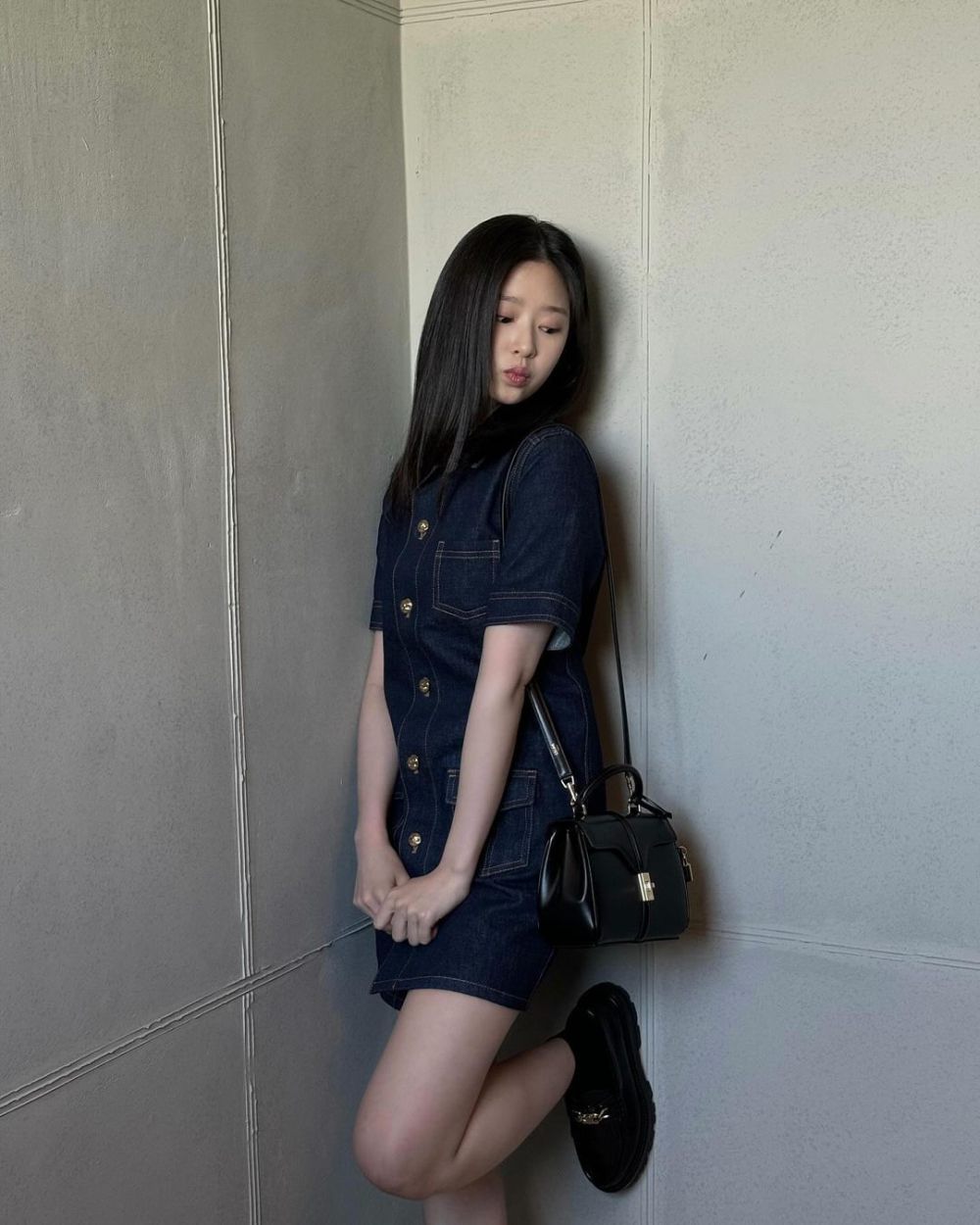 7 Ide OOTD Minimalis ala Kim Minju, Gayanya Unik dan Anti Boring