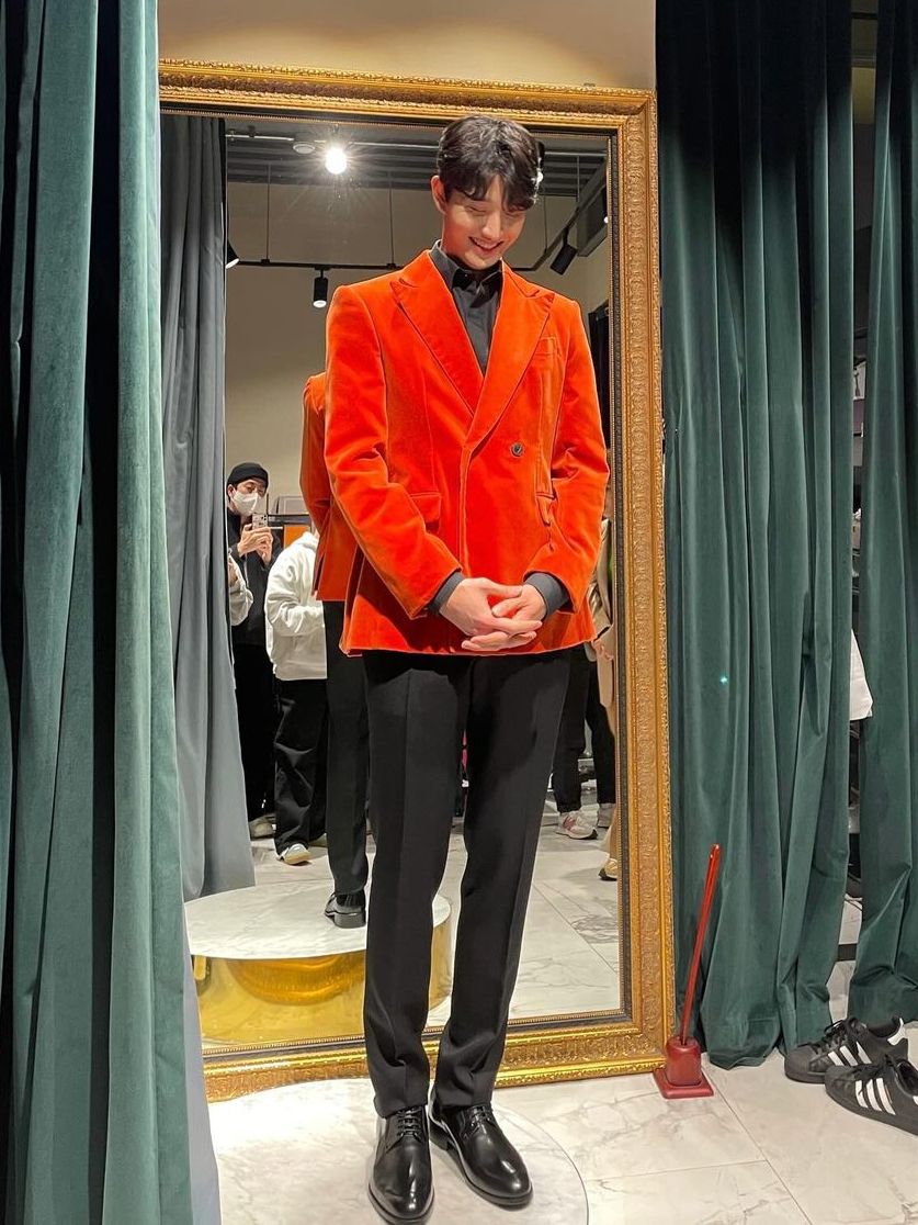 7 Ide OOTD Colorful ala Kim Jae Won, Cheerful Andalan Cowok Kue!