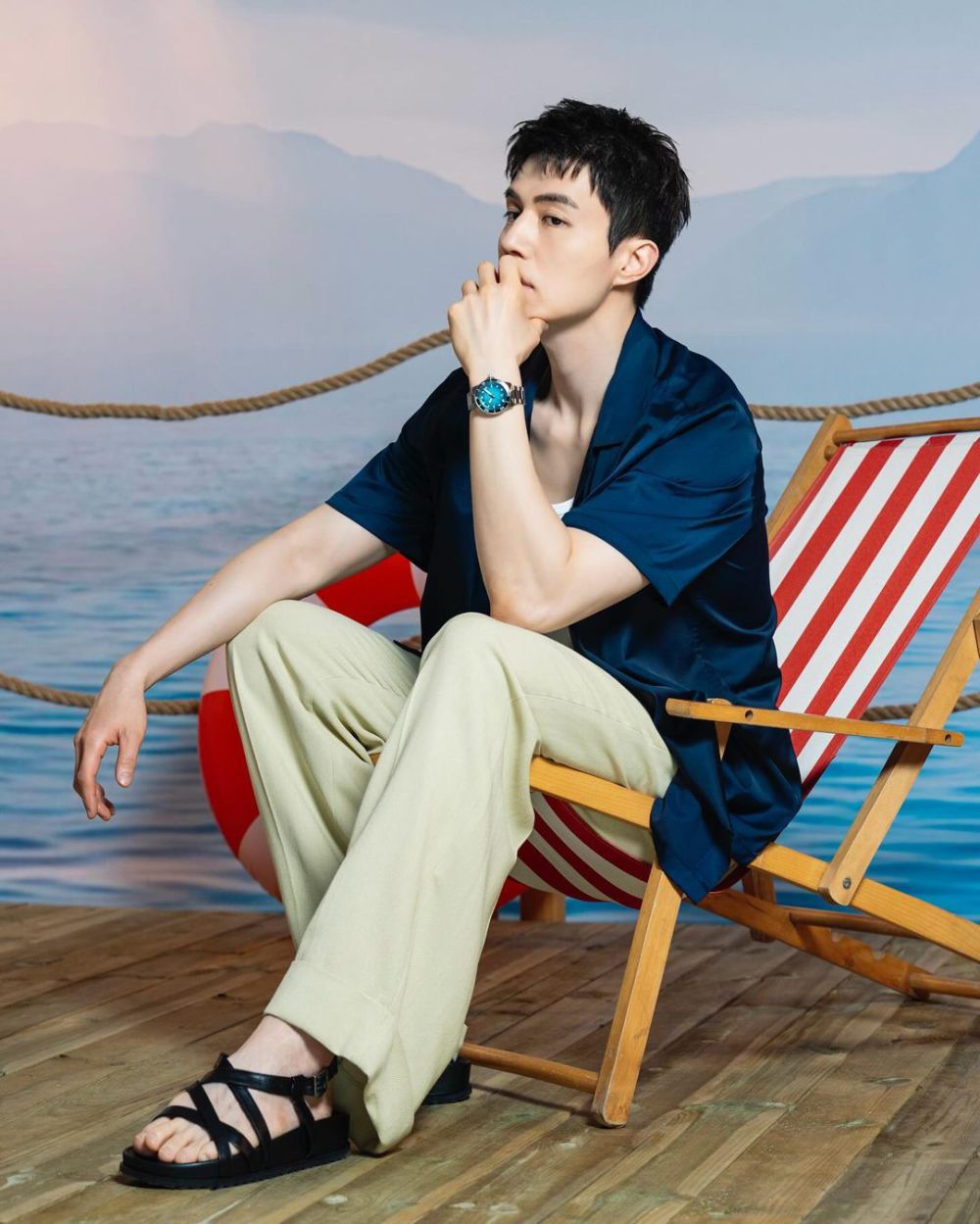 7 Inspirasi OOTD Traveling ala Lee Dong Wook, Liburan Fashionable!