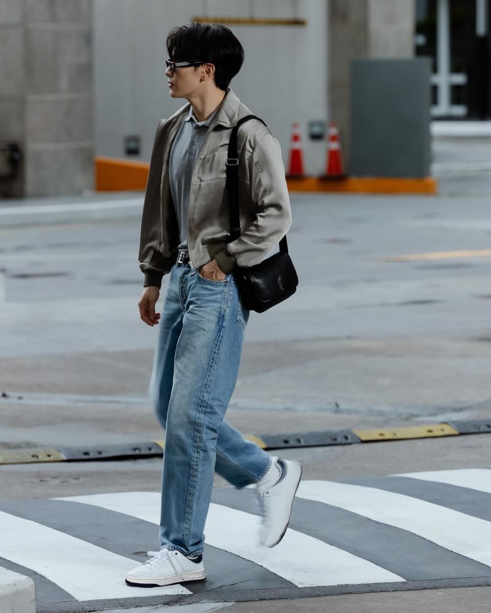 7 Inspirasi Outfit Loose Pants Jeans ala Joong Archen, Catchy Abis!