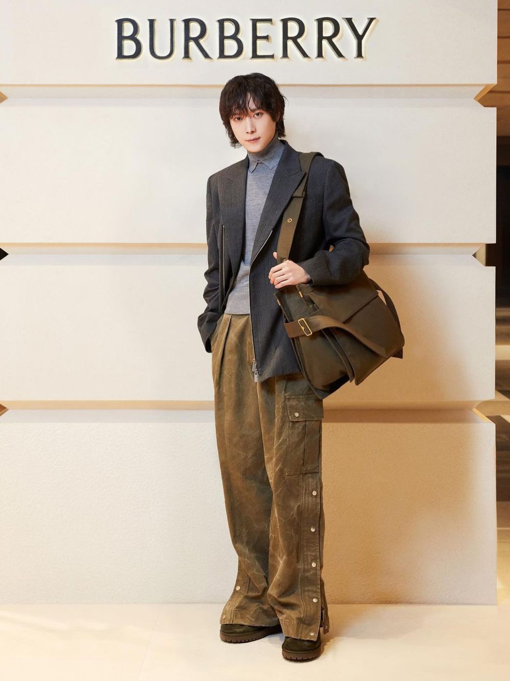 7 Inspirasi Outfit Abu-abu ala Kim Young Dae, Simpel dan Modern!