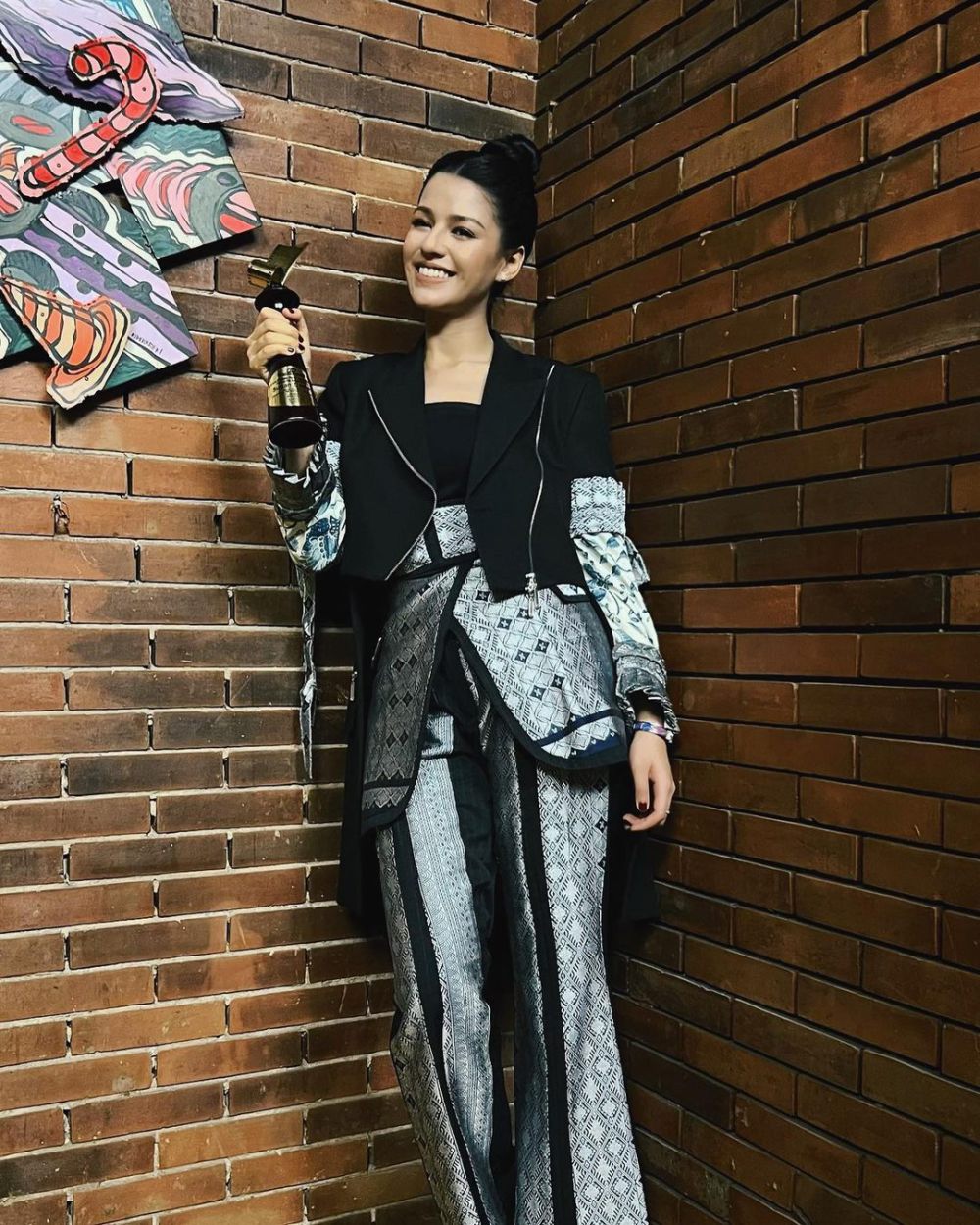 7 Referensi All Black Outfit ala Susan Sameh, Girly hingga Edgy