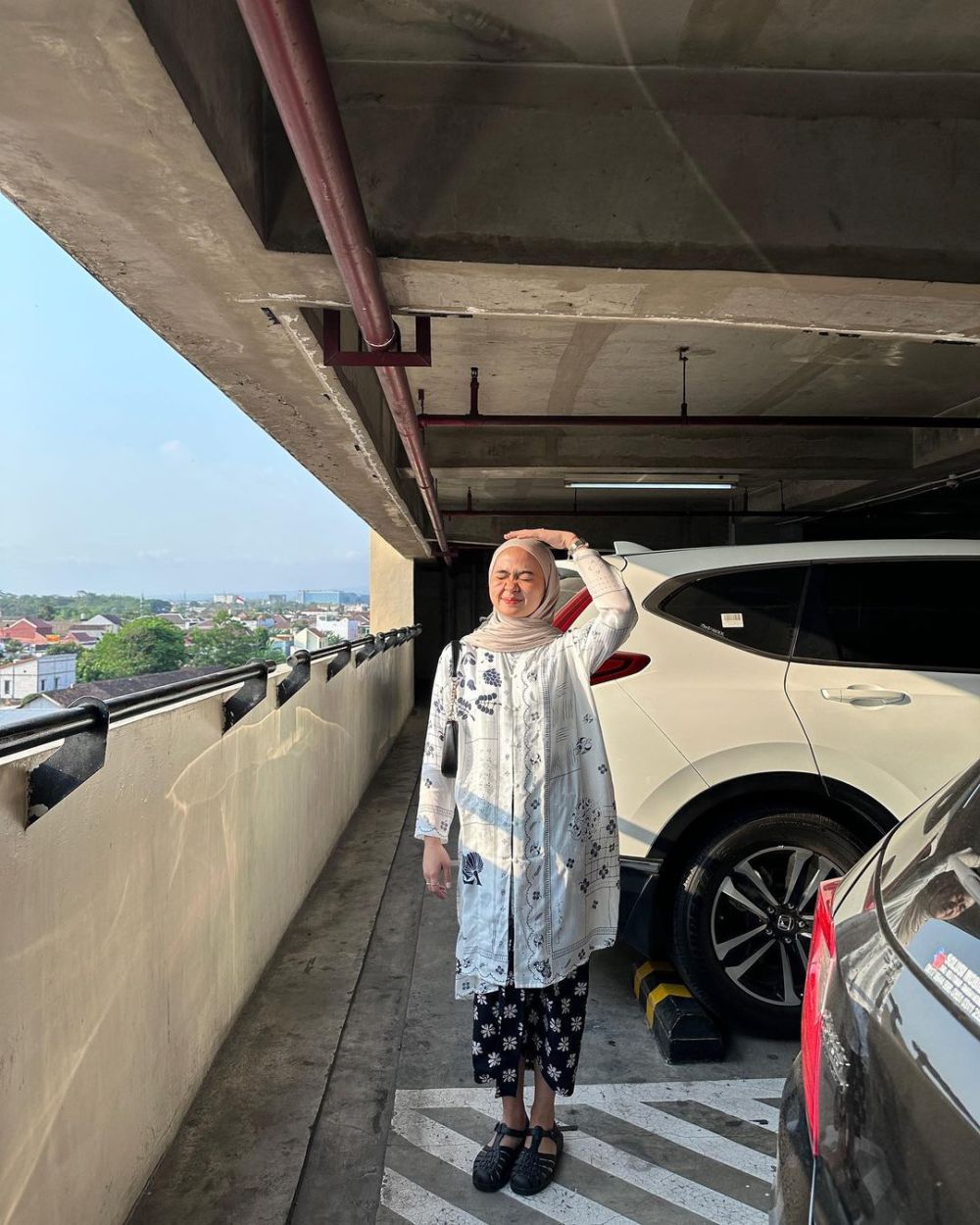 9 OOTD Hijab dengan Tunik dan Dress ala Maryam Nurul, Effortless!