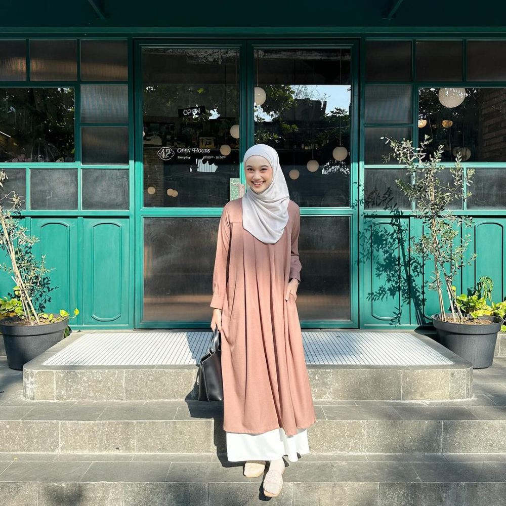 8 Gaya OOTD Hijab Warna Cokelat Selebgram Ravira Naila, Anti Gagal!