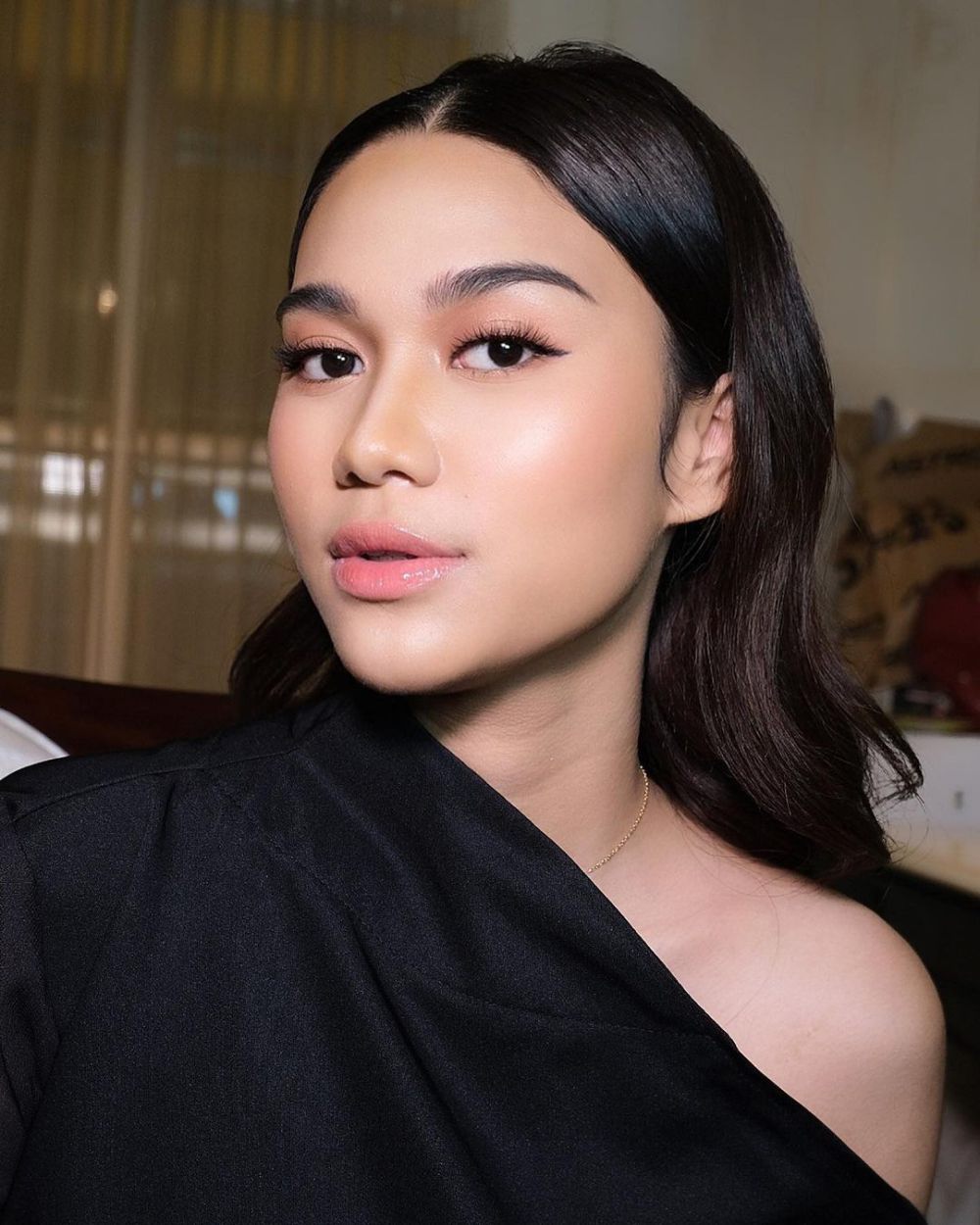 9 Inspirasi Makeup Azizah Salsha yang Cocok buat Kondangan