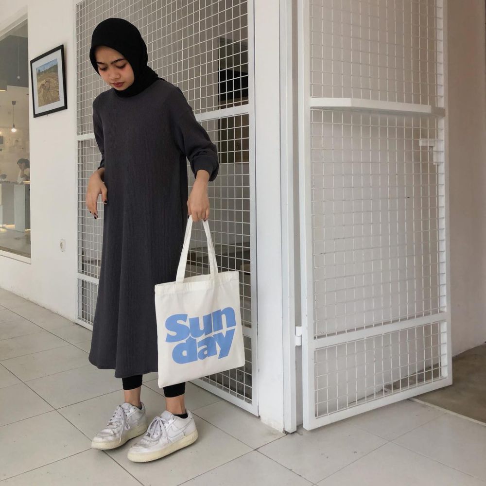 9 OOTD Hijab dengan Tunik dan Dress ala Maryam Nurul, Effortless!