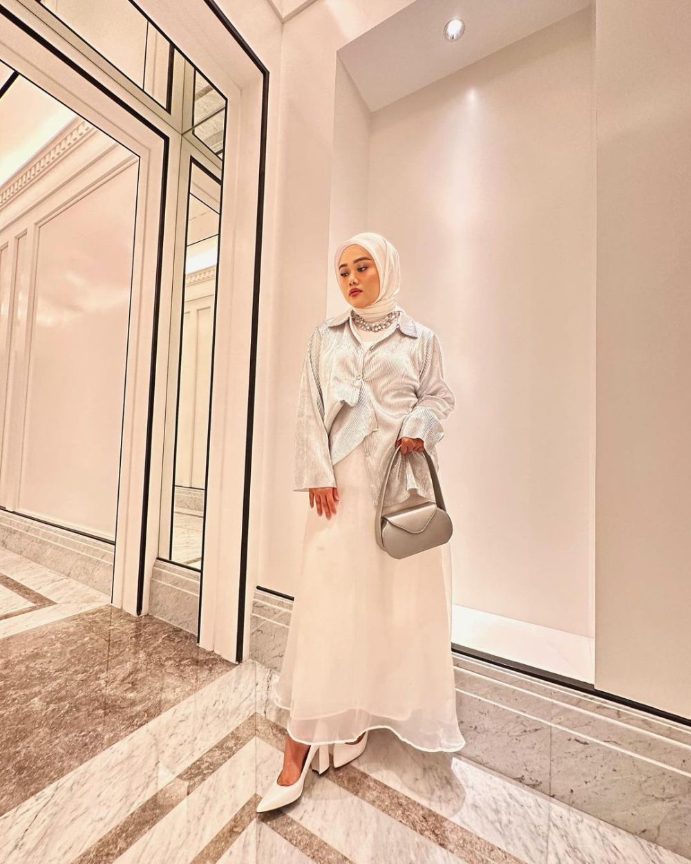 9 Referensi OOTD Hijab Warna Putih ala Fatya Biya, Super Stylish!