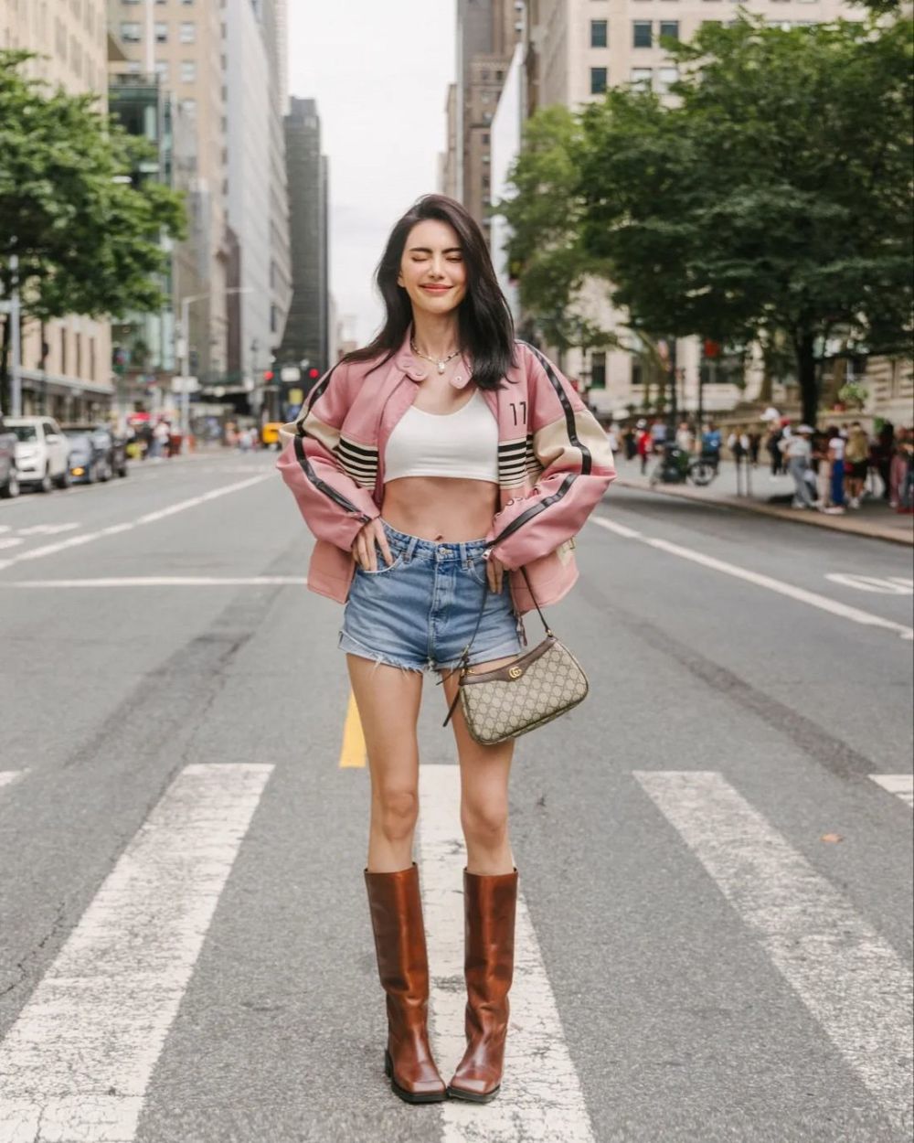 10 Padu Padan Celana Jeans ala Davika Hoorne, Chic dan Trendi Abis!