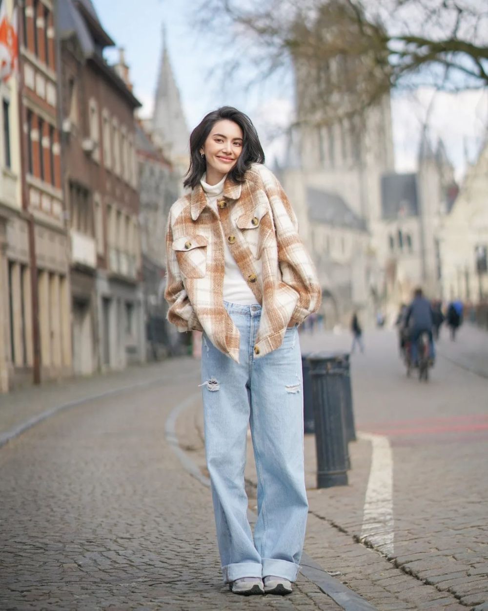 10 Padu Padan Celana Jeans ala Davika Hoorne, Chic dan Trendi Abis!