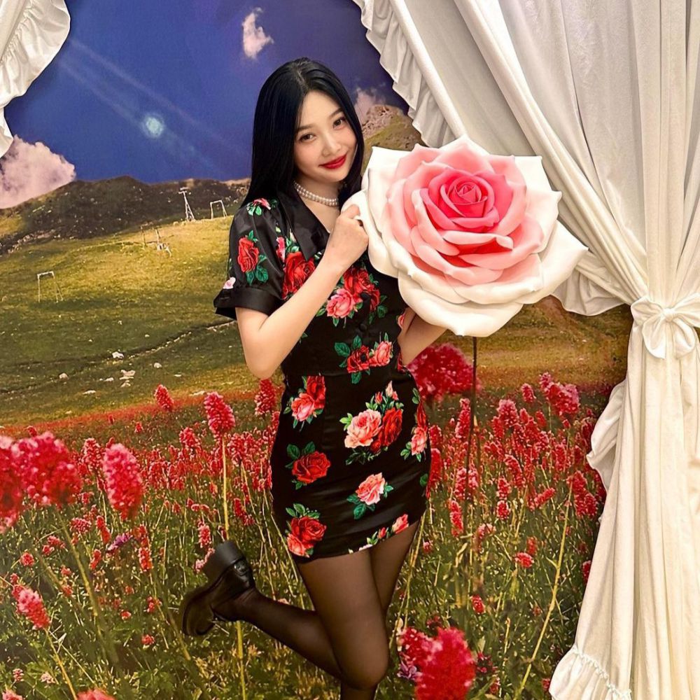 9 Padu Padan Floral Dress ala Joy Red Velvet, Girly!