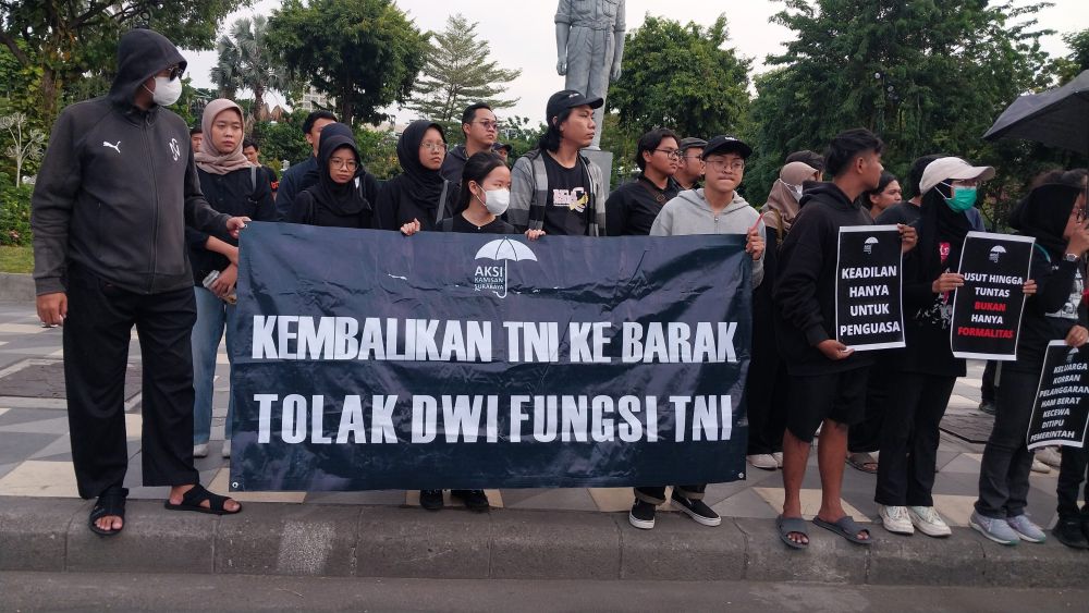 Aksi Kamisan ke-828 di Surabaya Kawal RUU Pilkada 2024