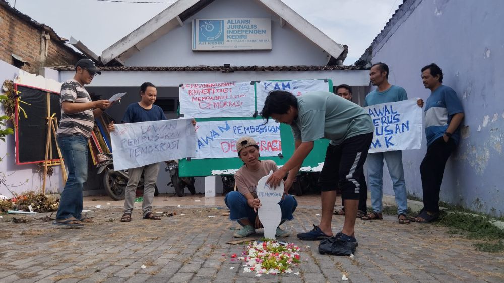 Kecam DPR, Jurnalis di Kediri Gelar Aksi Kawal Putusan MK