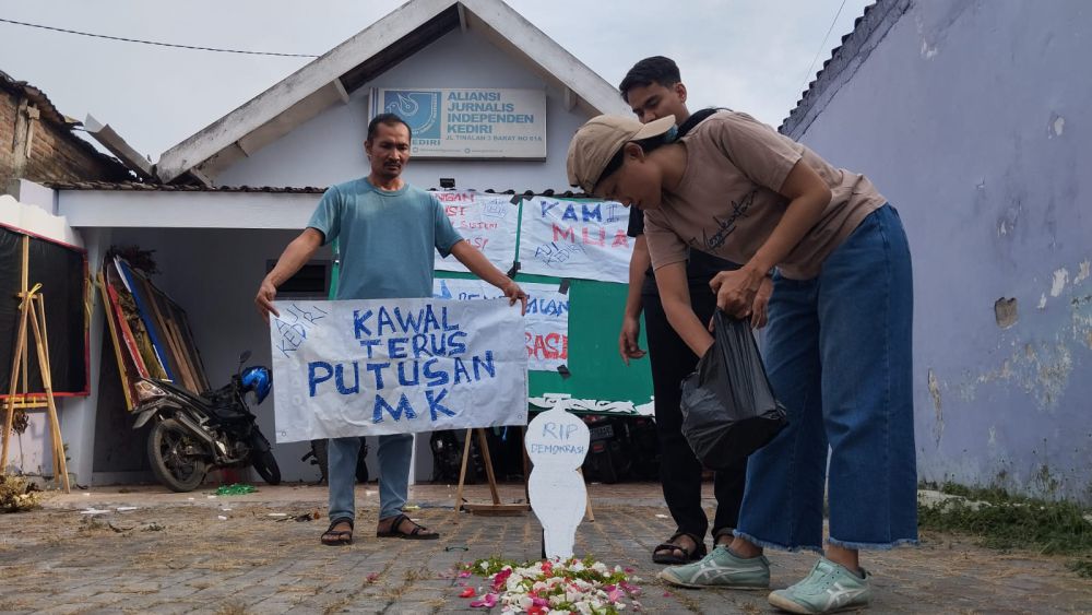 Kecam DPR, Jurnalis di Kediri Gelar Aksi Kawal Putusan MK