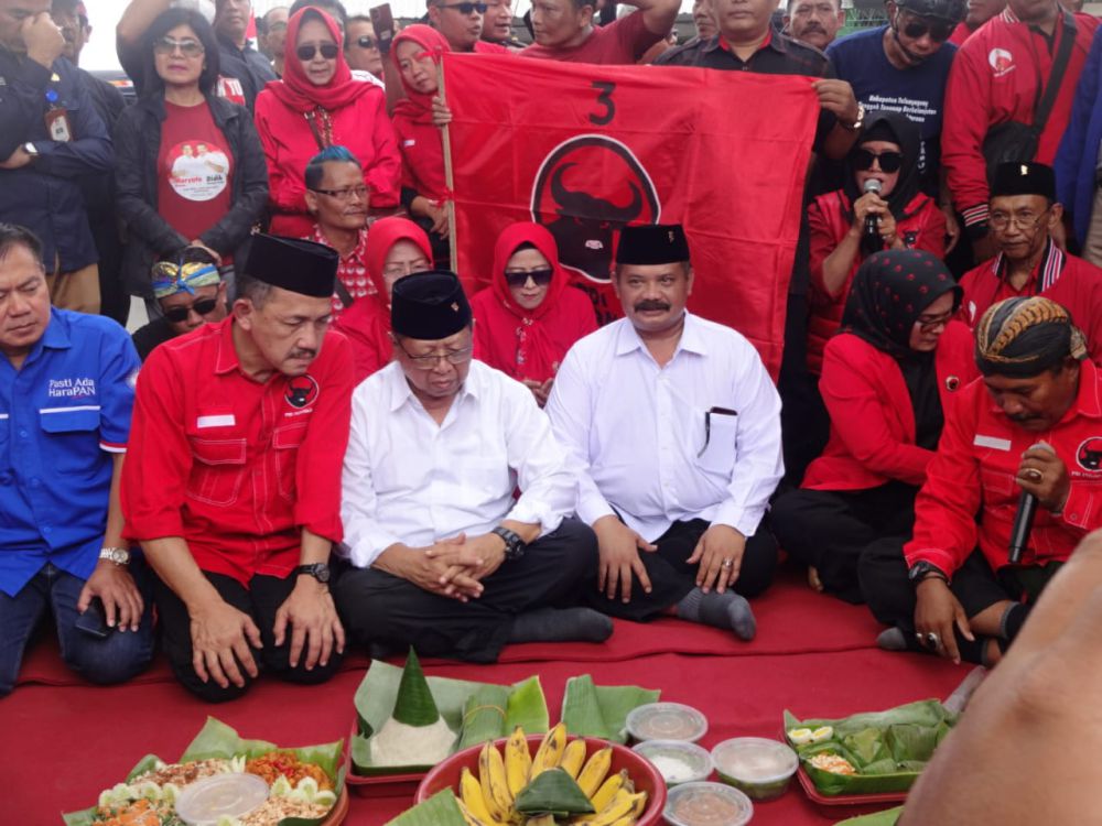 Pasangan Mardinoto Mendaftar ke KPU Tulungagung di Hari Pertama