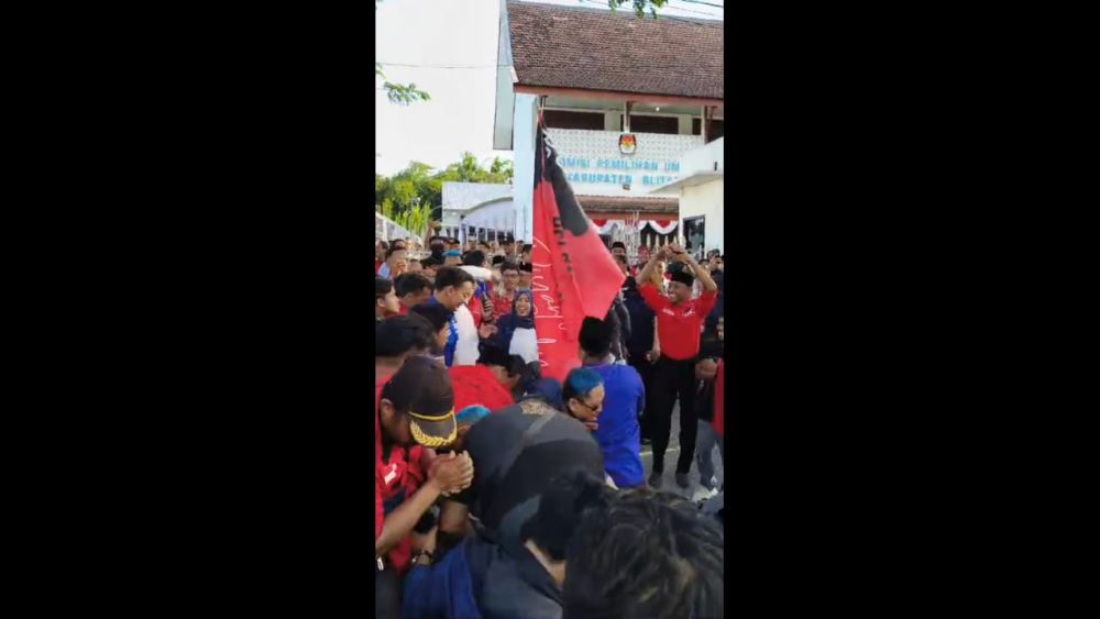 Bawaslu Blitar Cermati Video Sebar Uang di Depan Kantor KPU