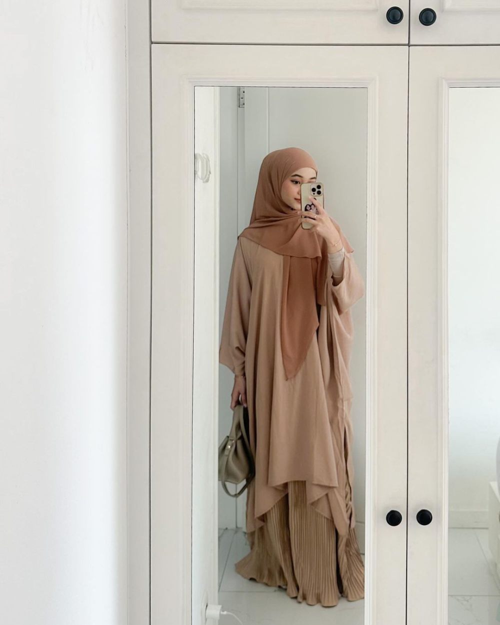 8 Gaya OOTD Hijab Warna Cokelat Selebgram Ravira Naila, Anti Gagal!